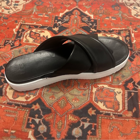 UGG Women's Zayne Crossband Sandal Black Leather SZ: 9.5 - Picture 2 of 8